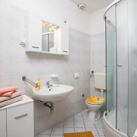 Sunny Valbandon Apartment *