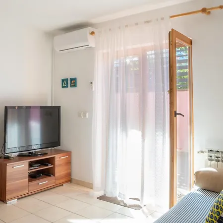 Sunny Valbandon Apartment
