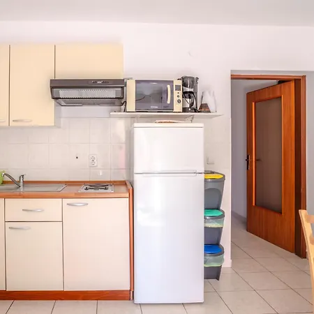 Sunny Valbandon Apartment