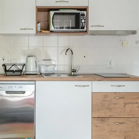 Sunny Valbandon Apartment *
