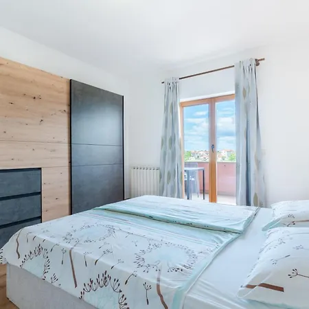 Sunny Valbandon Apartment *