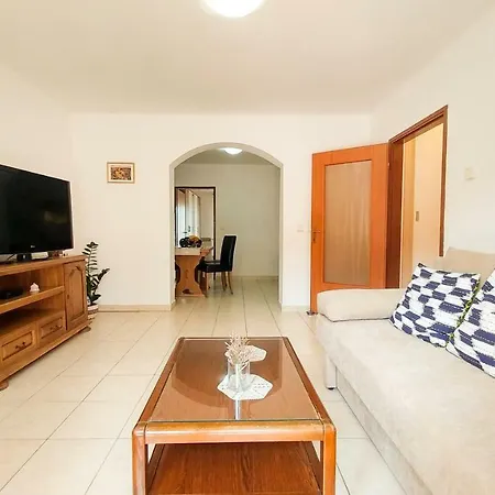 Sunny Valbandon Apartment