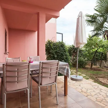 Sunny Valbandon Apartment *